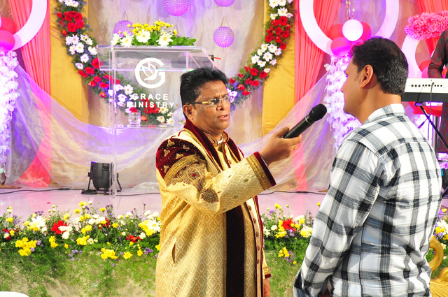 Bro Andrew Richard & Sis Hanna Celebrated their 25th Silver Jubilee Wedding anniversary with great grandeur at the Prayer Center in Mangalore here on May 04th, 2018 amidst a large number of devotees.